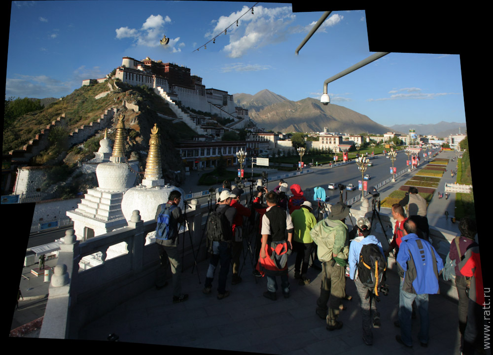 A mysterious sign over Potala (by Autopano Giga)