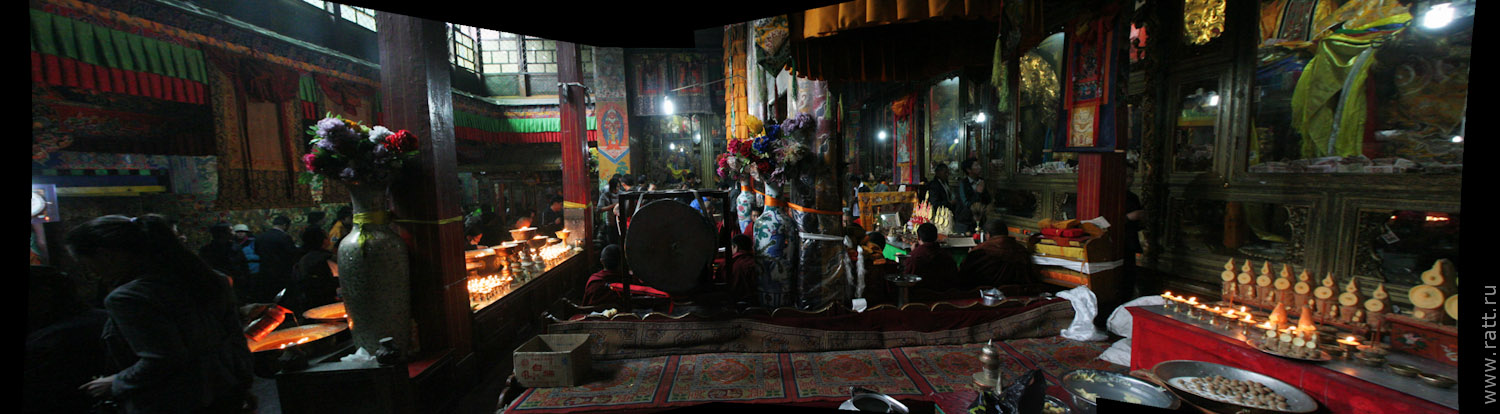 Внутри храма Чамсинга Лхамо, покровителя торговли